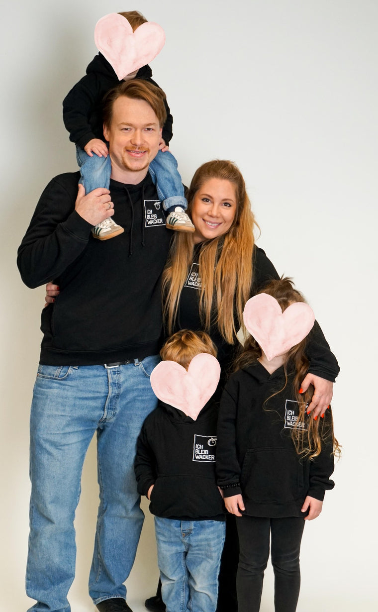 Melly und Matteo Wacker mit ihren drei Kindern