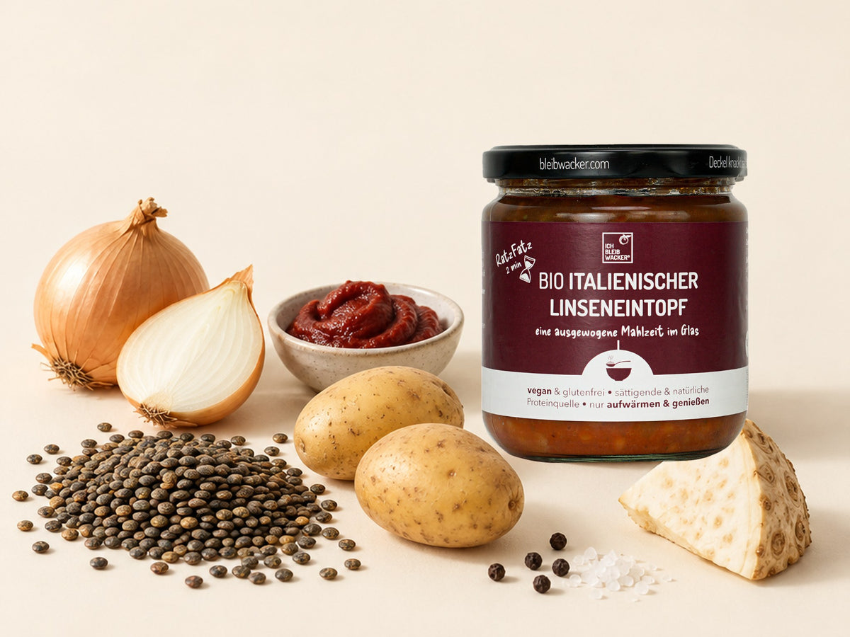 Italienischer Linseneintopf mit Berglinsen, Zwiebeln, Tomatenmark, Kartoffeln, Sellerie, Pfeffer und Salz
